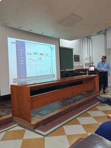 Dr. Omar ministrando aula na Pós-Graduação da Faculdade de Medicina da USP, Tema: Desenvolvimento gerenciamento e análise de grandes bancos de dados